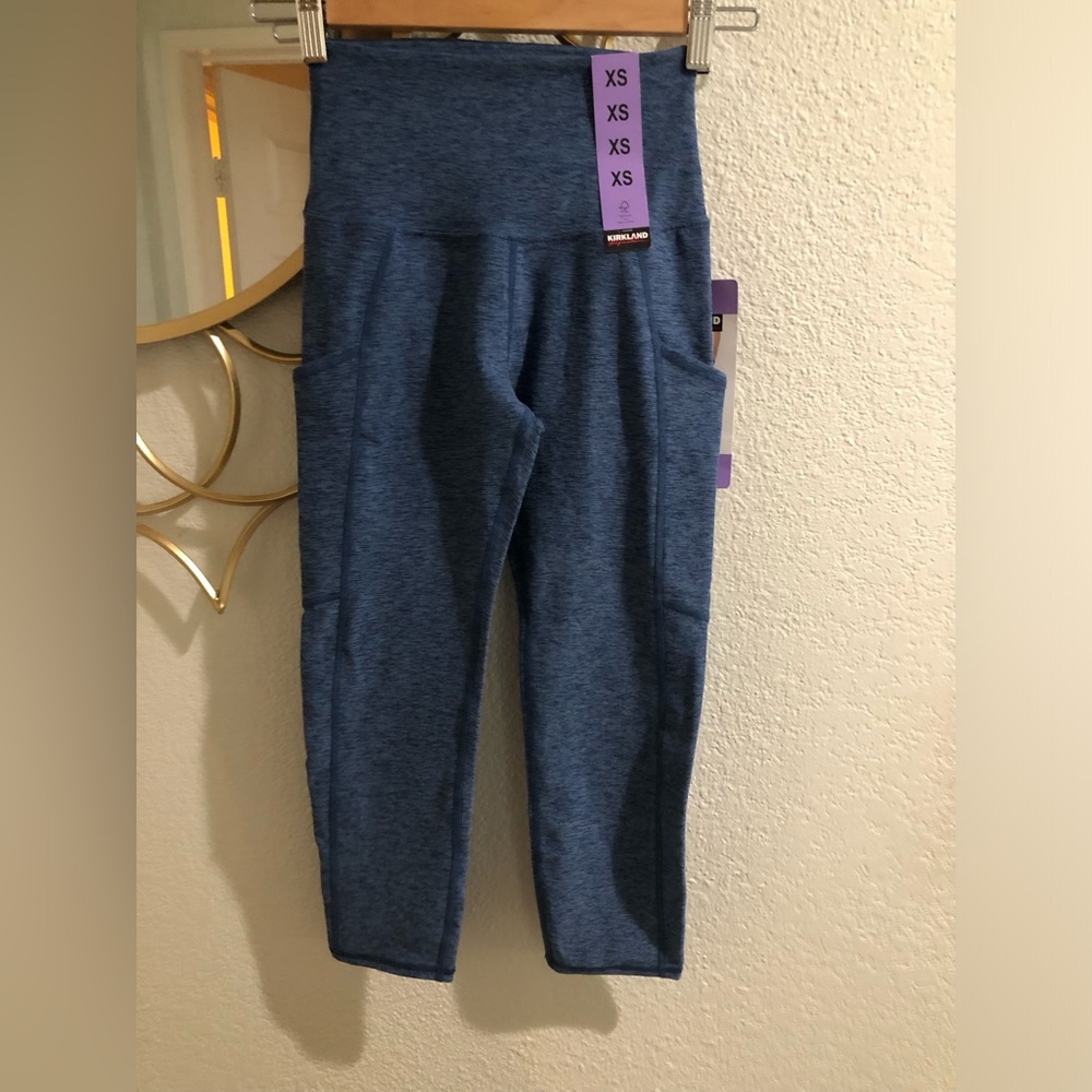 NWT Kirkland ladies brushed capri Leggings XS